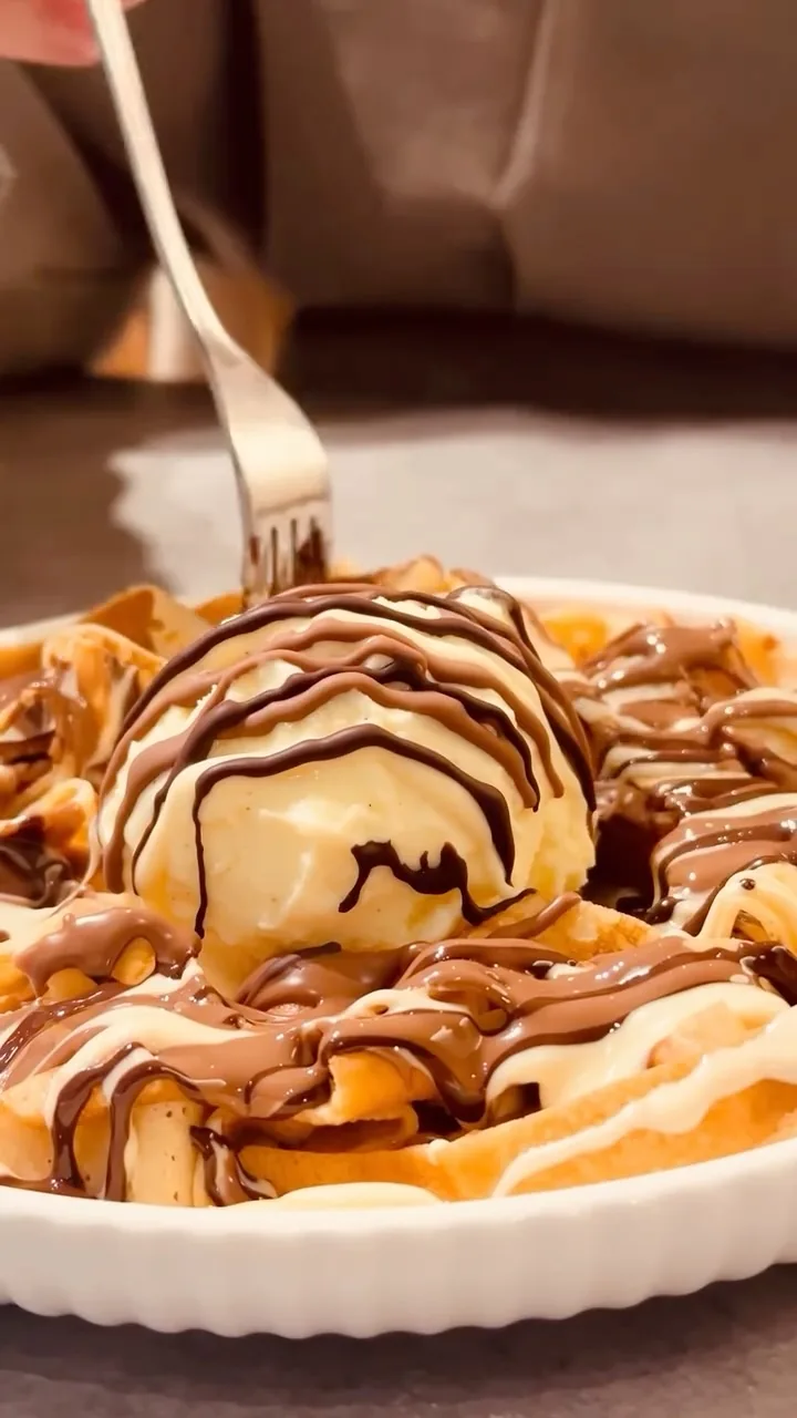 Fettuccine crêpe in Belgian chocolate with a scoop of ice cream