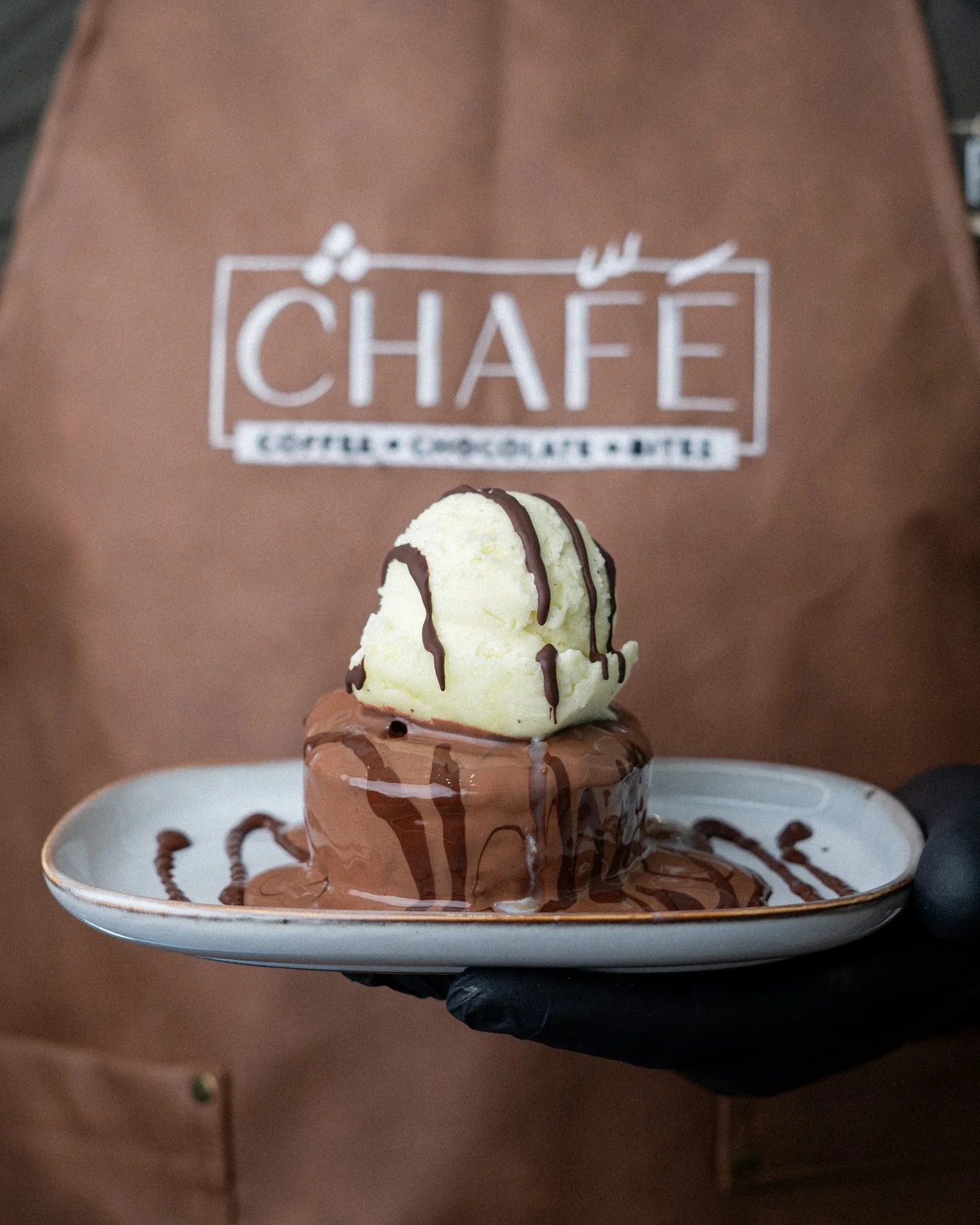 Fondant au chocolat crowned with ice cream